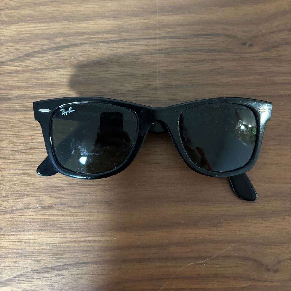 Black Wayfarer Ray-Ban sun glasses